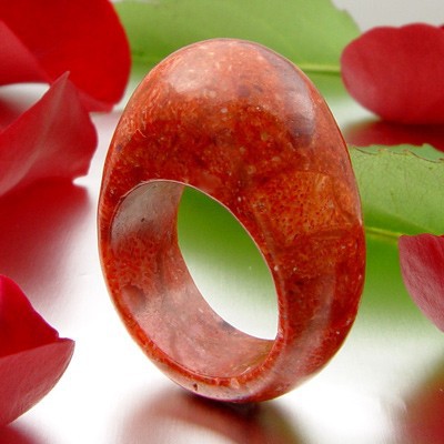 Ring aus Schaumkoralle mit Wölbung, Massiv, Breite ca. 12.5mm, rot