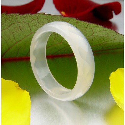 Ring aus weißem Achat, facettiert, Breite 6mm