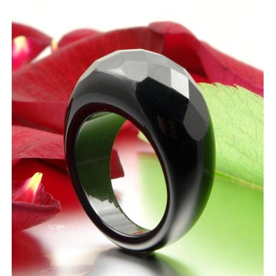 Ring aus echtem Onyx, mit Wölbung, facettiert schwarz massiv